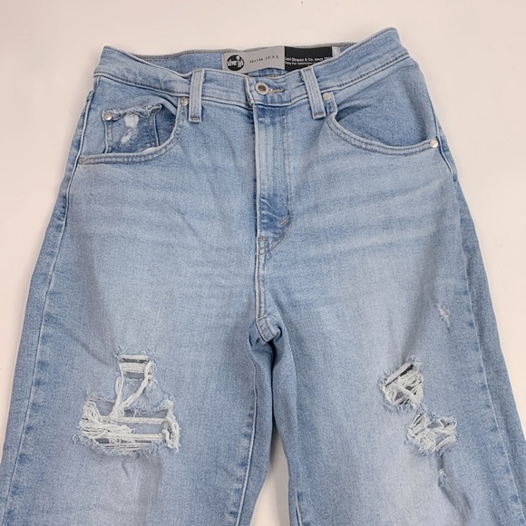 Levi’s Silver Tab MOM jeans Size 28 Light wash denim Distressed tapered Leg - Picture 3 of 14